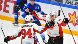 Молодые звезды "Авангарда" – Кирилл СЕМЕНОВ (№ 94) и Илья МИХЕЕВ.