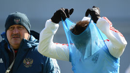 Главный тренер сборной России Станислав ЧЕРЧЕСОВ и полузащитник Александр ГОЛОВИН.