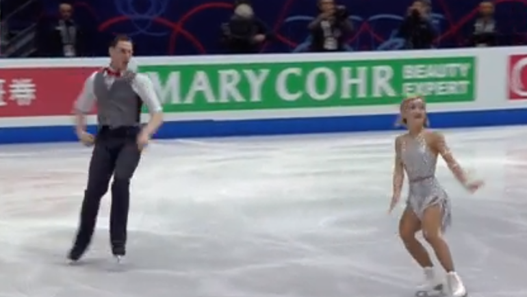 Выезд Алены САВЧЕНКО и Бруно МАССО после тройного тулупа, за который они получили от судей плюс 1,50 балла. Выезд Алены САВЧЕНКО и Бруно МАССО после тройного тулупа, за который они получили от судей плюс 1,50 балла.