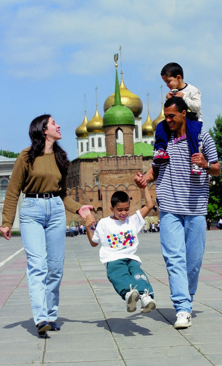 ЭЛИЭЛ с женой и детьми на главной площади Тулы на фоне Кремля. Фото Андрей ГОЛОВАНОВ и Сергей КИВРИН ЭЛИЭЛ с женой и детьми на главной площади Тулы на фоне Кремля. Фото Андрей ГОЛОВАНОВ и Сергей КИВРИН