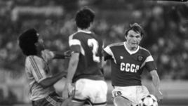 1 октября 1988 год. Сеул. СССР - Бразилия - 2:1. Сергей ГОРЛУКОВИЧ (справа) против РОМАРИО.
