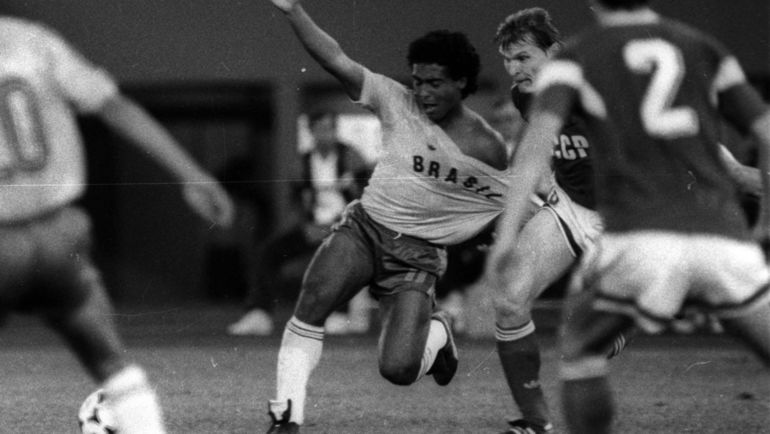 1 октября 1988 год. Сеул. СССР - Бразилия - 2:1. Сергей ГОРЛУКОВИЧ (справа) против РОМАРИО. Фото Игорь УТКИН 1 октября 1988 год. Сеул. СССР - Бразилия - 2:1. Сергей ГОРЛУКОВИЧ (справа) против РОМАРИО. Фото Игорь УТКИН