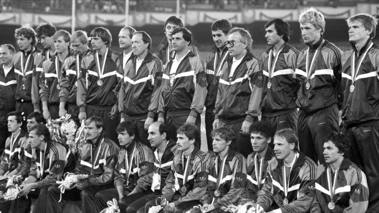 1 октября 1988 год. Сеул. СССР - Бразилия - 2:1. Сборная СССР - олимпийский чемпион. Фото Игорь УТКИН 1 октября 1988 год. Сеул. СССР - Бразилия - 2:1. Сборная СССР - олимпийский чемпион. Фото Игорь УТКИН