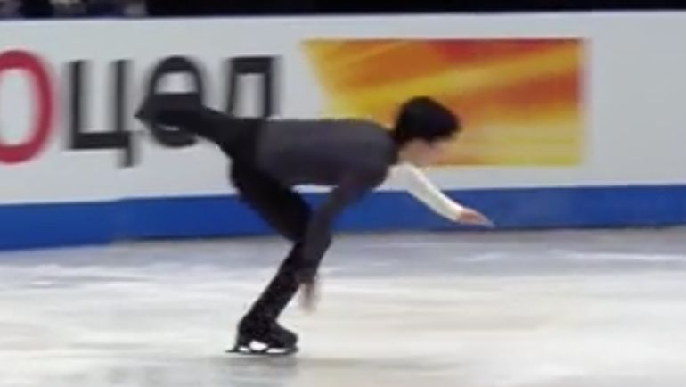 Неудачное приземление Натана Чена во время исполнения каскада, который в итоге был отминусован судьями. Неудачное приземление Натана Чена во время исполнения каскада, который в итоге был отминусован судьями.