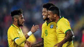 12 ноября 2014 года. Стамбул. Турция - Бразилия - 0:4. НЕЙМАР, ЛУИЗ АДРИАНУ и ДАНИЛУ (слева направо) празднуют очередной гол.