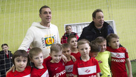 Среда. Москва. Сокольники. Леонид СЛУЦКИЙ (справа) и Артем ДЗЮБА с юными футболистами академии "Спартака".