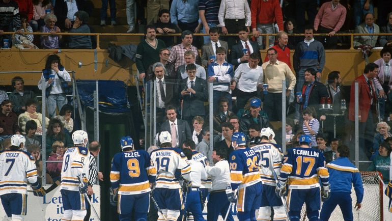 Клинта Маларчука уводят с площадки. Клинта Маларчука уводят с площадки.