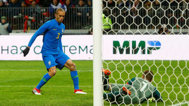 Пятница. Москва. "Лужники". Россия - Бразилия - 0:3. 53-я минута. МИРАНДА открывает счет, играя на добивании после сэйва Игоря АКИНФЕЕВА.