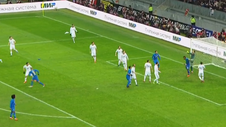 Третий гол в ворота сборной России. ВИЛЛИАН - на входе в штрафную. Третий гол в ворота сборной России. ВИЛЛИАН - на входе в штрафную.