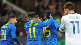 Пятница. Москва. Лужники. Россия - Бразилия - 0:3. Грусть Федора СМОЛОВА (справа) и радость бразильцев.