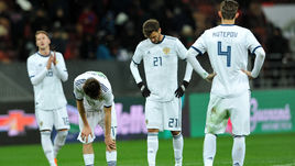 Пятница. Москва. Россия - Бразилия - 0:3. Команда Станислава Черчесова не смогла устоять перед натиском бразильцев.