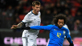 Пятница. Москва. Лужники. Россия - Бразилия - 0:3. Федор СМОЛОВ (слева) против МАРСЕЛУ.