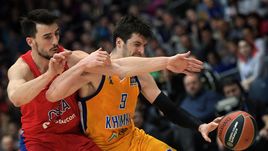 Пятница. Мытищи. "Химки" - ЦСКА - 73:90. Лео ВЕСТЕРМАНН (слева) против Стефана МАРКОВИЧА.