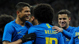 Пятница. Москва. Лужники. Россия - Бразилия - 0:3. Бразильцы праздную очередное взятие ворот россиян.