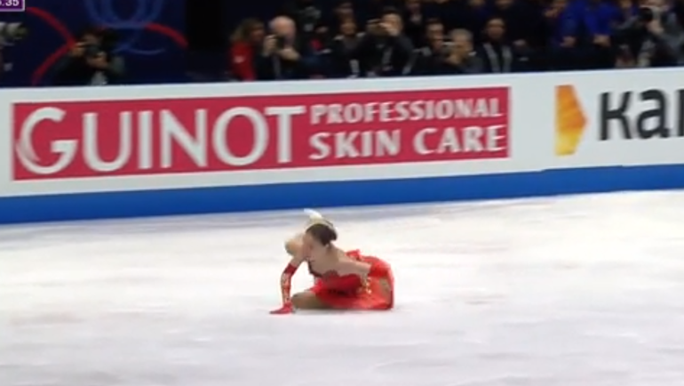 Падение Алины Загитовой с тройного лутца. Падение Алины Загитовой с тройного лутца.