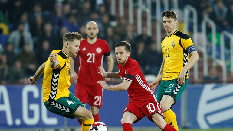 Суббота. Тбилиси. Грузия - Литва - 4:0. Джано АНАНИДЗЕ (в центре) получил в этой игре тяжелую травму. Фото REUTERS Суббота. Тбилиси. Грузия - Литва - 4:0. Джано АНАНИДЗЕ (в центре) получил в этой игре тяжелую травму. Фото REUTERS