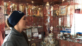 Сестра и мама Шипулина проводят видеоэкскурсию по домашнему музею