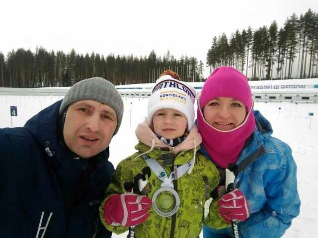 Вероника РИЦКОВА и ее родители с медалью, которую подарил Мартен Фуркад. Фото из семейного архива Вероника РИЦКОВА и ее родители с медалью, которую подарил Мартен Фуркад. Фото из семейного архива