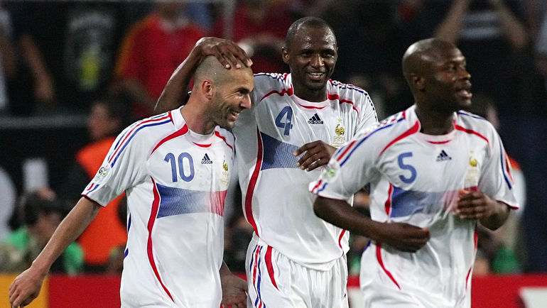 27 июня 2006 года. Ганновер. Франция - Испания - 3:1. Зинедин ЗИДАН, Патрик ВИЕЙРА и Вильям ГАЛЛАС (слева направо) празднуют победу в матче 1/8 финала и выходит на Бразилию на чемпионате мира-2006, на котором их команда остановится в шаге от титула. Фото AFP 27 июня 2006 года. Ганновер. Франция - Испания - 3:1. Зинедин ЗИДАН, Патрик ВИЕЙРА и Вильям ГАЛЛАС (слева направо) празднуют победу в матче 1/8 финала и выходит на Бразилию на чемпионате мира-2006, на котором их команда остановится в шаге от титула. Фото AFP