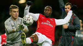 1 ноября 2006 года. Лондон. "Арсенал" - ЦСКА - 0:0. Вильям ГАЛЛАС (справа) против Игоря АКИНФЕЕВА. Забить в ворота армейцев у "канониров" так и не вышло - и вдобавок хозяева едва не пропустили по вина французского защитника.