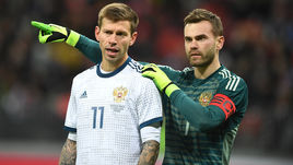 23 марта. Москва. Лужники. Россия – Бразилия – 0:3. Игорь АКИНФЕЕВ (справа) и Федор СМОЛОВ: в Санкт-Петербурге вратарь получит паузу, а нападающий – капитанскую повязку.