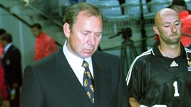 5 июня 1999 года. Сен-Дени. Франция - Россия - 2:3. Олег РОМАНЦЕВ и Фабьен БАРТЕЗ перед матчем.