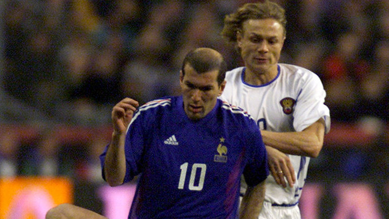 2002 год. Париж. Франция – Россия – 0:0. Зинедин ЗИДАН и Валерий КАРПИН (на заднем плане). Фото REUTERS 2002 год. Париж. Франция – Россия – 0:0. Зинедин ЗИДАН и Валерий КАРПИН (на заднем плане). Фото REUTERS