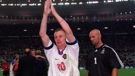 5 июня 1999 года. Сен-Дени. Франция - Россия - 2:3. Александр ПАНОВ (слева) празднует победу.