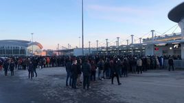 Толпы за пределами стадиона "Санкт-Петербург" после начала матча Россия - Франция.