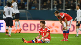 Вторник. Санкт-Петербург. Россия - Франция - 1:3. 40-я минута. Роман НОЙШТЕДТЕР (лежит) и Владимир ГРАНАТ после гола Кильяна МБАППЕ.