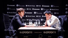 Вторник. Берлин. Сергей КАРЯКИН (слева) в матче с ДИНОМ Лижэнем.