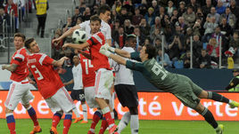 Вторник. Санкт-Петербург. Россия - Франция - 1:3. Один из опасных моментов у ворот Андрея ЛУНЕВА.