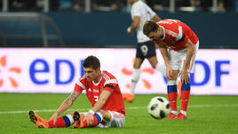 Вчера. Санкт-Петербург. Россия - Франция - 1:3. 40-я минута. Только что Кильян МБАППЕ (№10) обыграл Романа НОЙШТЕДТЕРА (№3) и забил первый гол. Во втором тайме ситуация повторится.