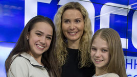 Вторник. Москва. Алина ЗАГИТОВА, Этери ТУТБЕРИДЗЕ и Александра ТРУСОВА на пресс-конференции.