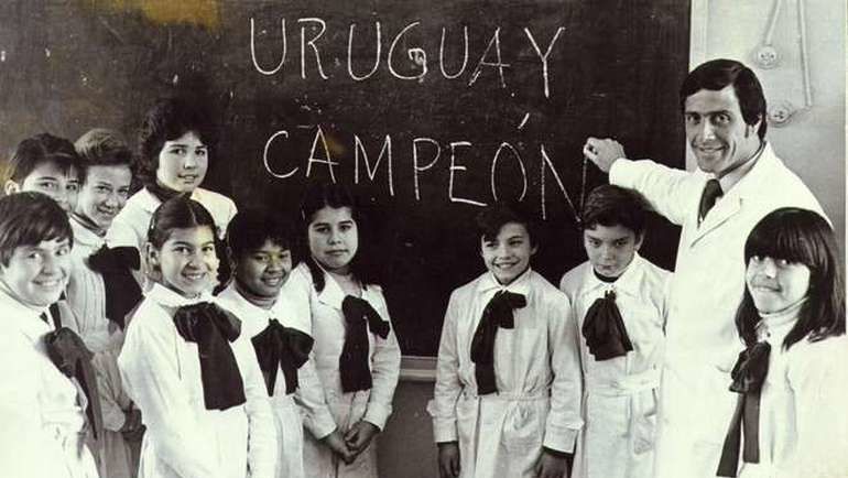 Молодой Оскар ТАБАРЕС у доски. Молодой Оскар ТАБАРЕС у доски.