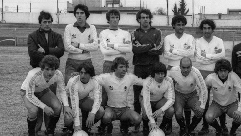 Оскар ТАБАРЕС (крайний слева в верхнем ряду). Оскар ТАБАРЕС (крайний слева в верхнем ряду).