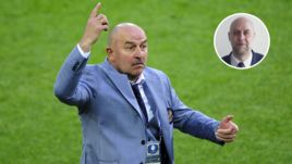 Главный тренер сборной России Станислав ЧЕРЧЕСОВ.