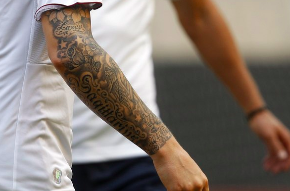 Марко Матерацци или Роман Павлюченко (правильный ответ - Павлюченко). Марко Матерацци или Роман Павлюченко (правильный ответ - Павлюченко).