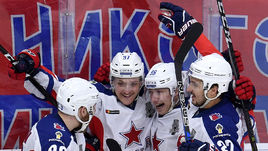 Четверг. Санкт-Петербург. СКА – ЦСКА – 4:5 ОТ. 50-я минута. Никита НЕСТЕРОВ (слева), Андрей СВЕТЛАКОВ (второй слева) и Кирилл ПЕТРОВ (справа) поздравляют Андрея КУЗЬМЕНКО со второй шайбой в матче.