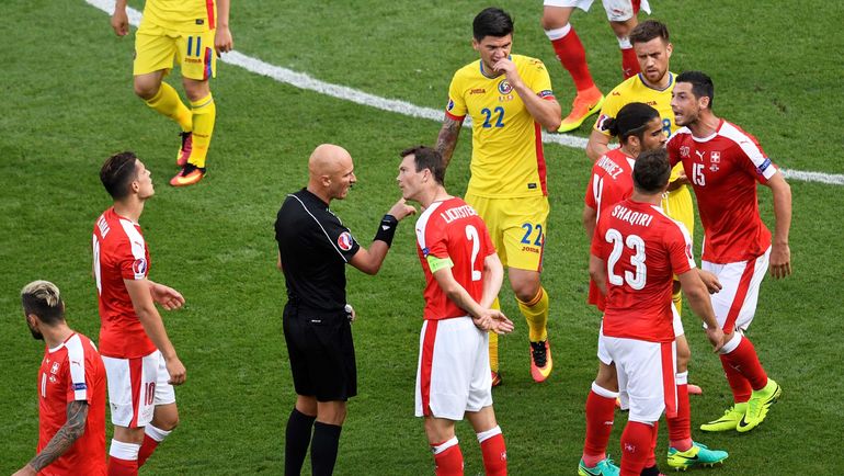 Сергей КАРАСЕВ (в центре) отсудил два матча на Euro-2016. Фото AFP Сергей КАРАСЕВ (в центре) отсудил два матча на Euro-2016. Фото AFP
