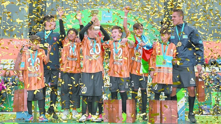 Июль 2017 года. Победители чемпионата по футболу для дружбы. Фото media.footballforfriendship.com Июль 2017 года. Победители чемпионата по футболу для дружбы. Фото media.footballforfriendship.com