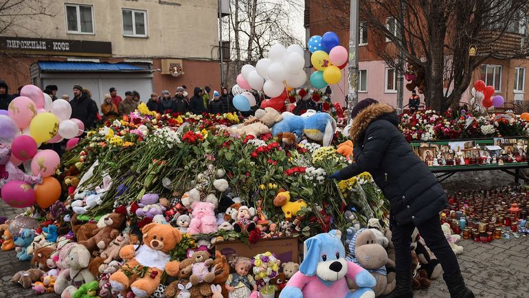 27 марта. Кемерово. Стихийный мемориал в память о жертвах пожара. Фото AFP 27 марта. Кемерово. Стихийный мемориал в память о жертвах пожара. Фото AFP