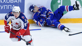 Четверг. Санкт-Петербург. СКА - ЦСКА - 4:5 ОТ. Нападающий ЦСКА Кирилл КАПРИЗОВ уходит от Николая ПРОХОРКИНА.