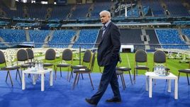Пятница. Санкт-Петербург. Президент "Зенита" Сергей ФУРСЕНКО готовится к встрече с болельщиками.