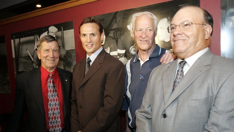 Скотти БОУМЭН (справа), Горди ХОУ (второй справа), Стив АЙЗЕРМАН (второй слева) и Тед ЛИНДСЭЙ. Фото REUTERS Скотти БОУМЭН (справа), Горди ХОУ (второй справа), Стив АЙЗЕРМАН (второй слева) и Тед ЛИНДСЭЙ. Фото REUTERS