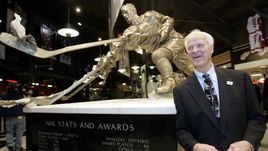 Горди ХОУ со своей бронзовой скульптурой в Детройте.