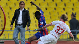 Матчи Валерия КАРПИНА (слева) против ЦСКА: три победы, две ничьи и семь поражений.