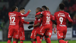 Сегодня. Москва. "Спартак" - "Тосно" - 2:1. 45+1-я минута. ФЕРНАНДУ (в центре) принимает поздравления от партнеров.