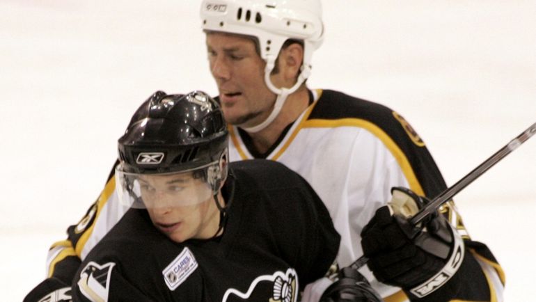 Хэл ГИЛЛ (справа) и Сидни КРОСБИ. Фото REUTERS Хэл ГИЛЛ (справа) и Сидни КРОСБИ. Фото REUTERS