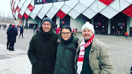 Суббота. Москва. Марат и Динара САФИНЫ и Евгений КАФЕЛЬНИКОВ около стадиона "Открытие Арена".